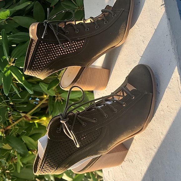 Metaphor Womens Sz 7 Tiana Green Lace Up Ankle Booties NIB - Picture 4 of 8